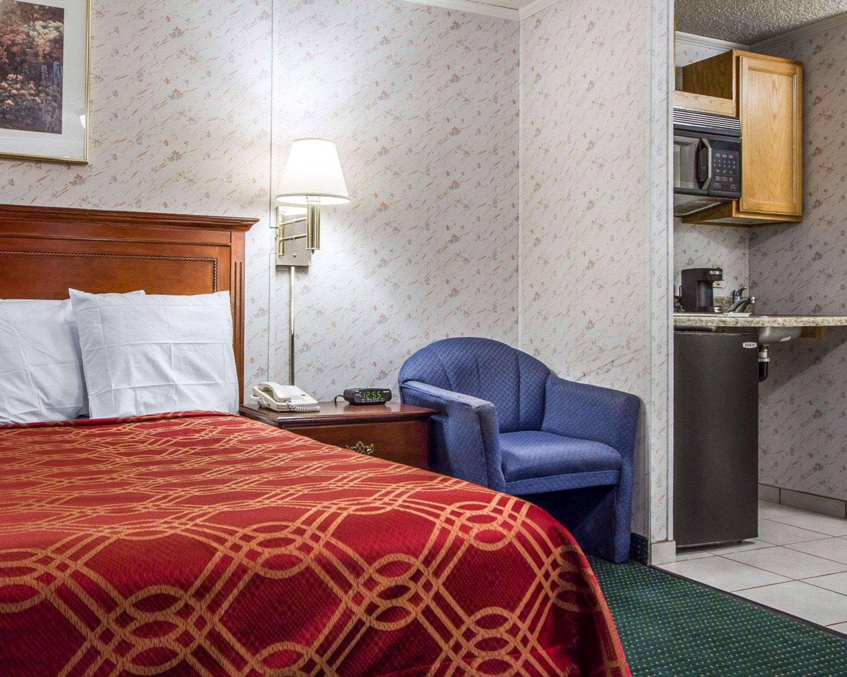 Rodeway Inn & Suites Brunswick Near Hwy 1 Buitenkant foto