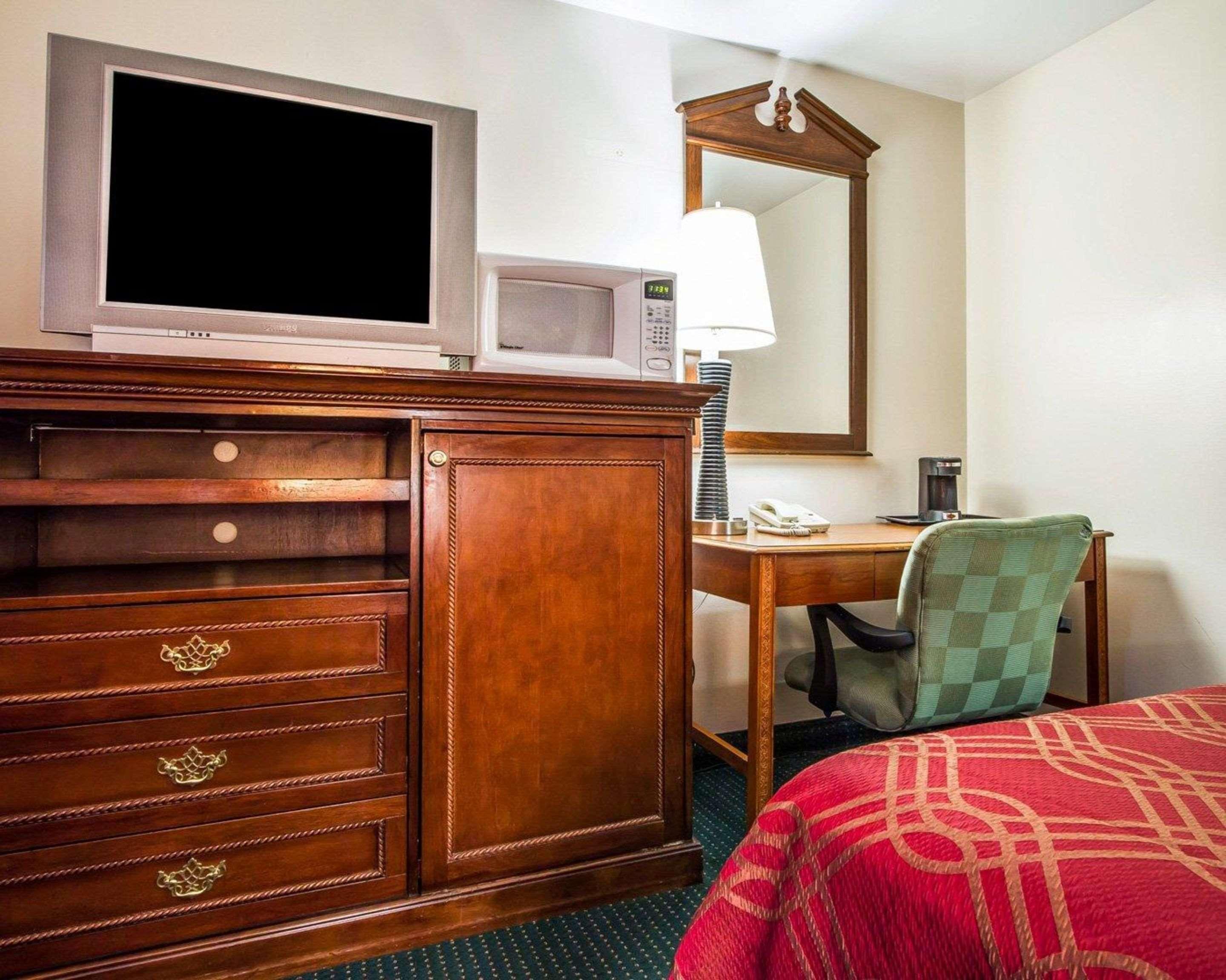 Rodeway Inn & Suites Brunswick Near Hwy 1 Buitenkant foto