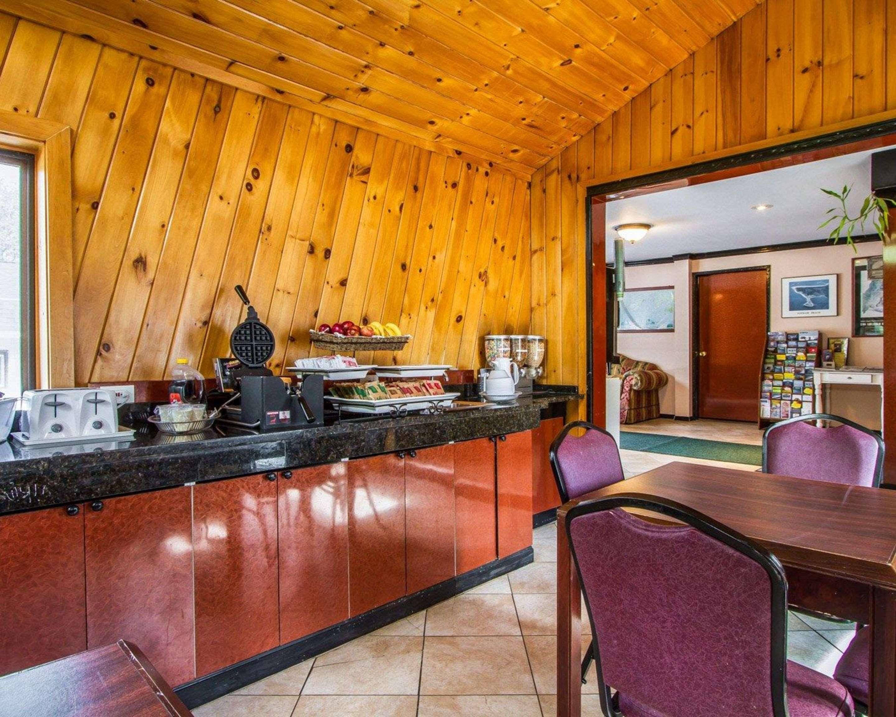 Rodeway Inn & Suites Brunswick Near Hwy 1 Buitenkant foto