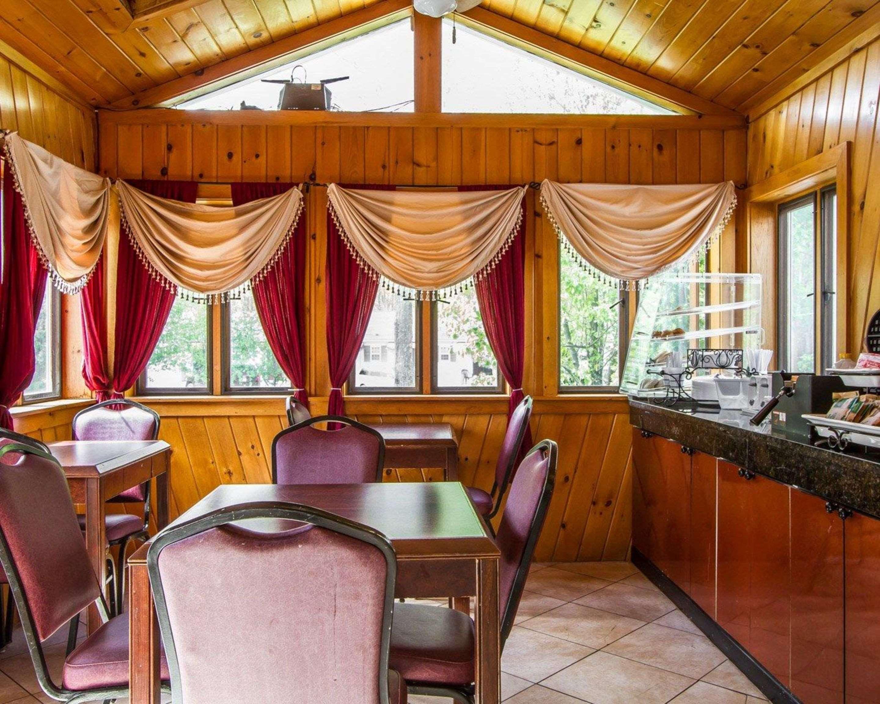 Rodeway Inn & Suites Brunswick Near Hwy 1 Buitenkant foto
