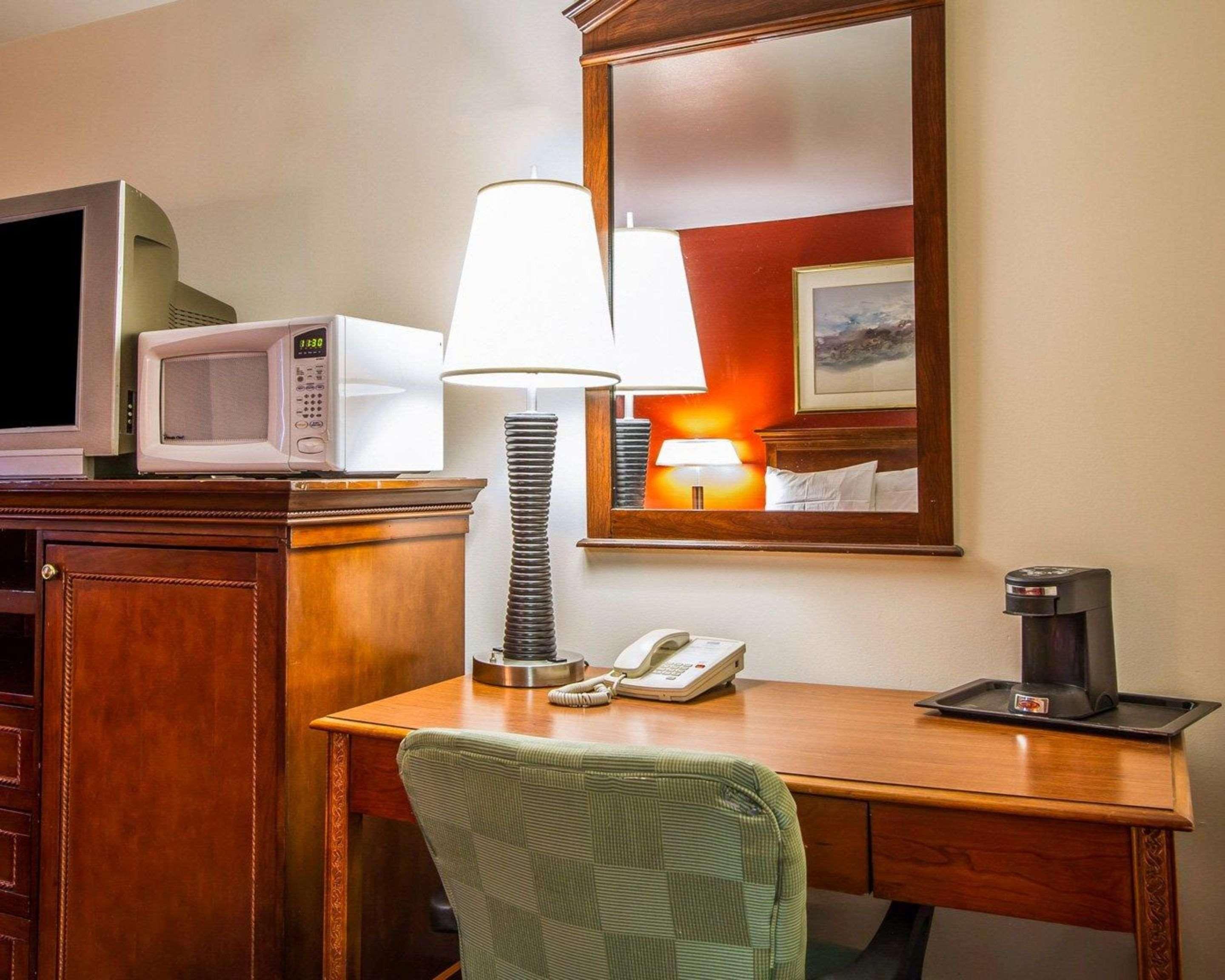 Rodeway Inn & Suites Brunswick Near Hwy 1 Buitenkant foto