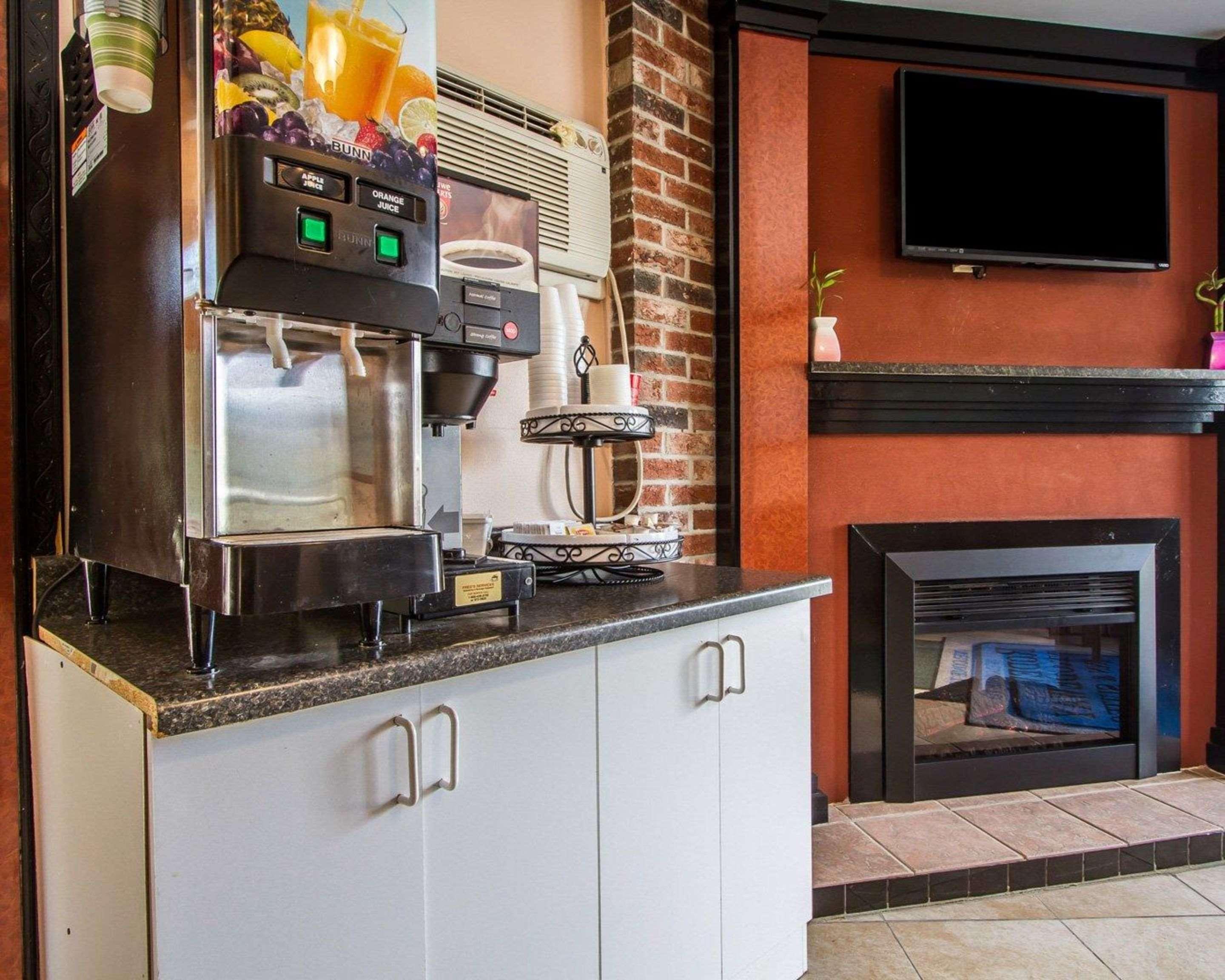 Rodeway Inn & Suites Brunswick Near Hwy 1 Buitenkant foto