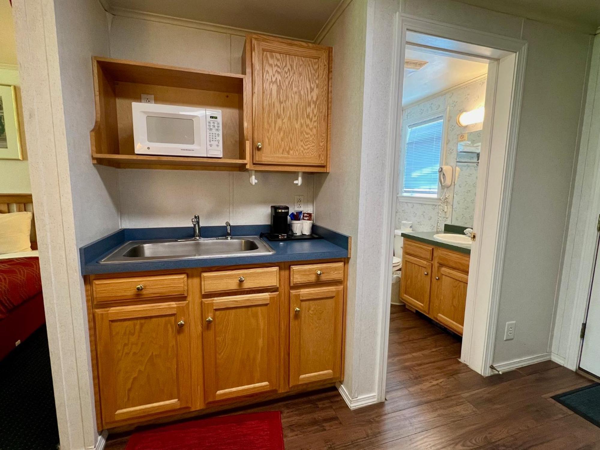 Rodeway Inn & Suites Brunswick Near Hwy 1 Buitenkant foto