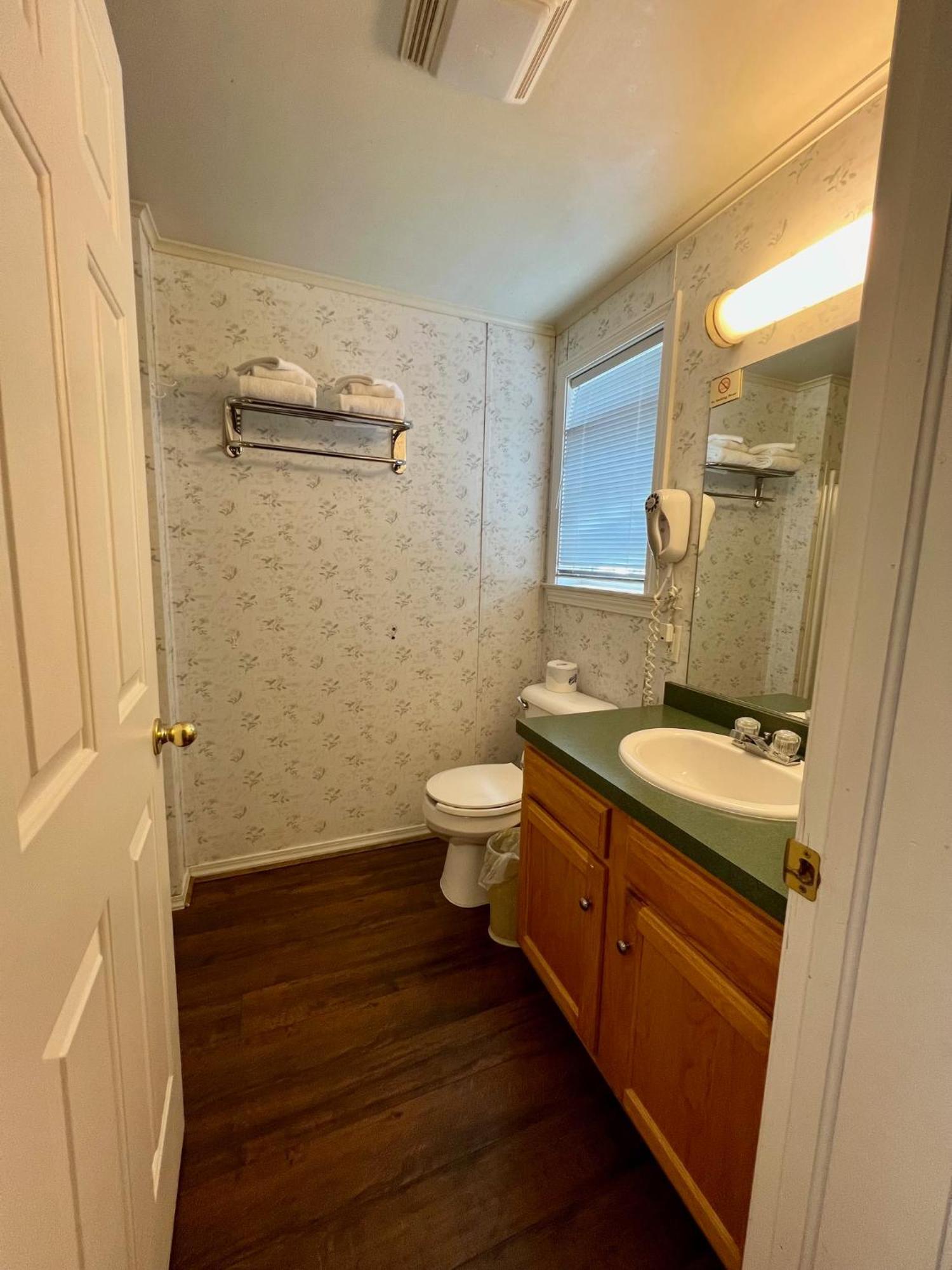 Rodeway Inn & Suites Brunswick Near Hwy 1 Buitenkant foto