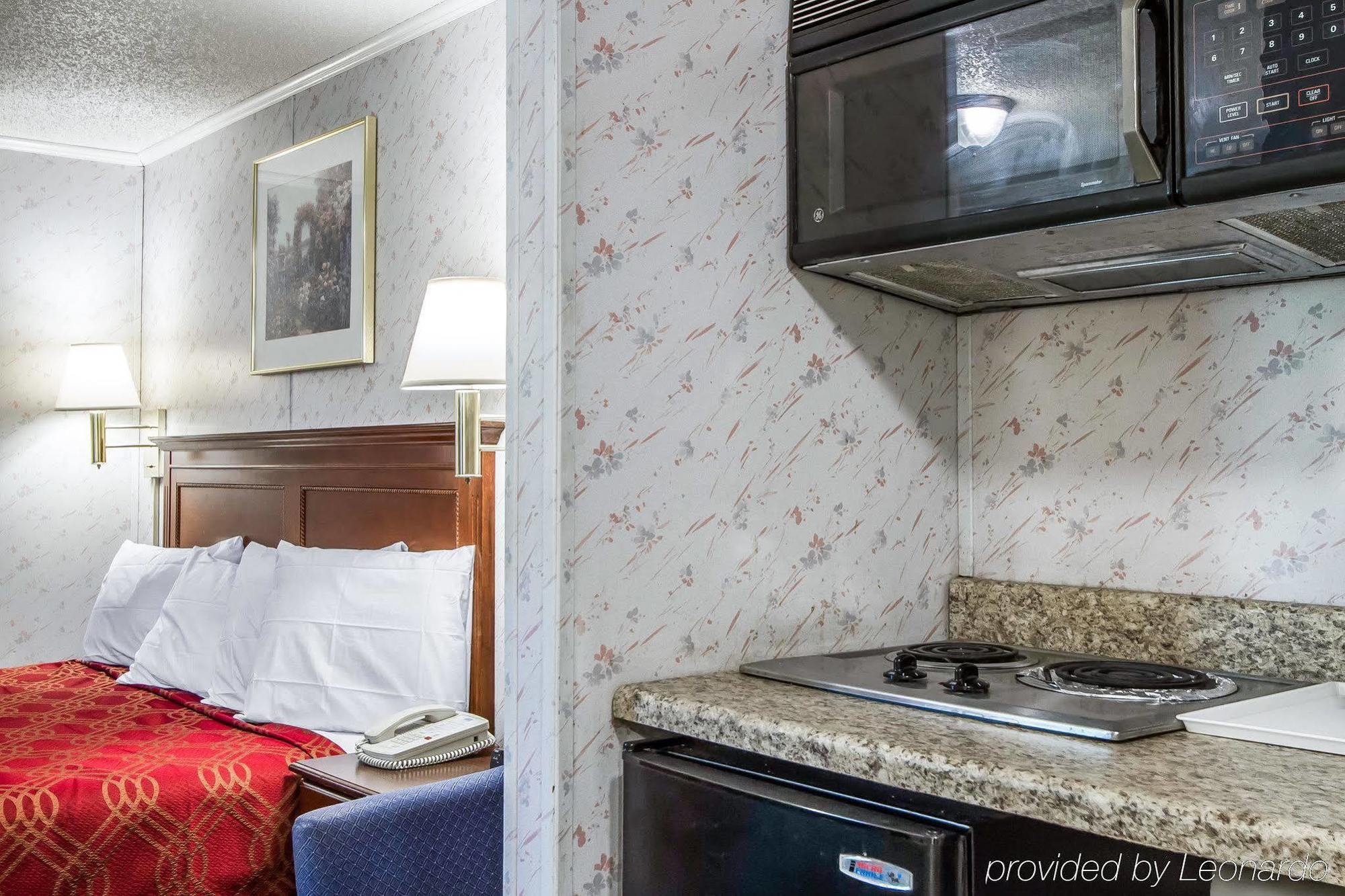 Rodeway Inn & Suites Brunswick Near Hwy 1 Buitenkant foto